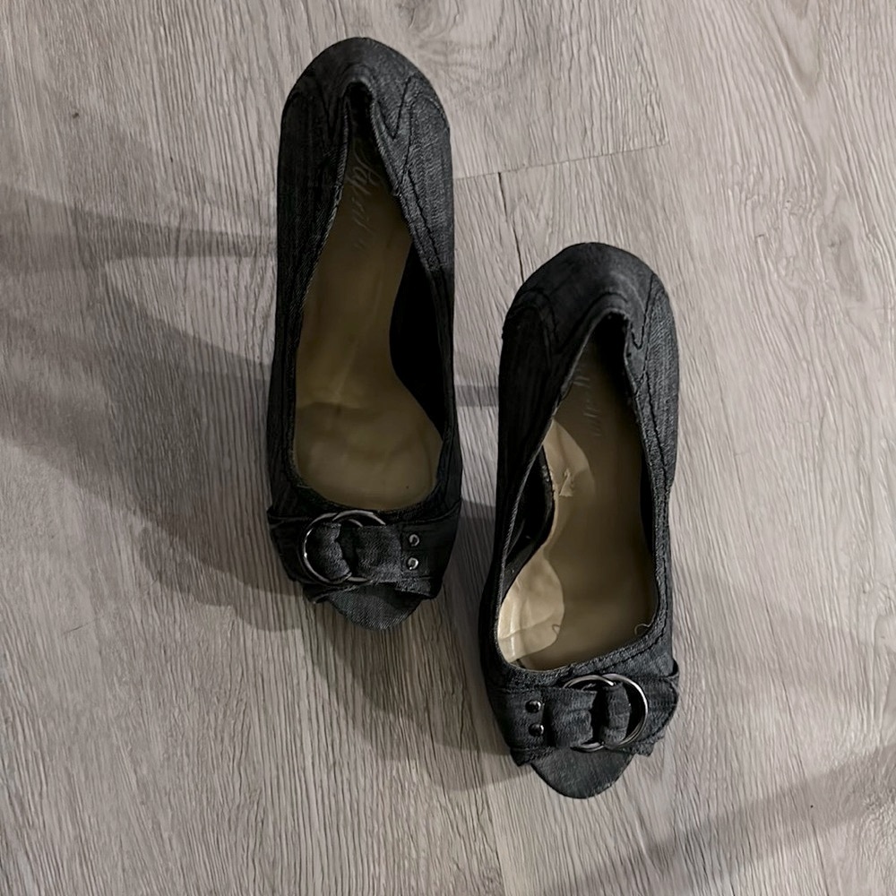 Open toe Paprika size 8 heels grey